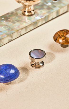 Pierres précieuses inserées